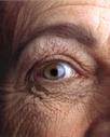 Ojo derecho de una mujer de edad mayor